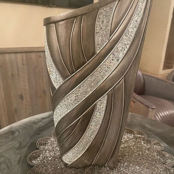 Gorgeous Metallic Silver & Crystal Vase! - Picture 16 of 17